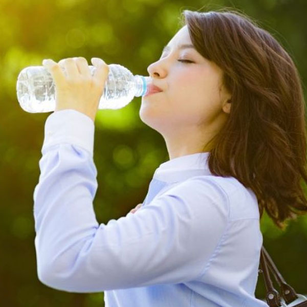Uống đủ nước tránh sốc nhiệt